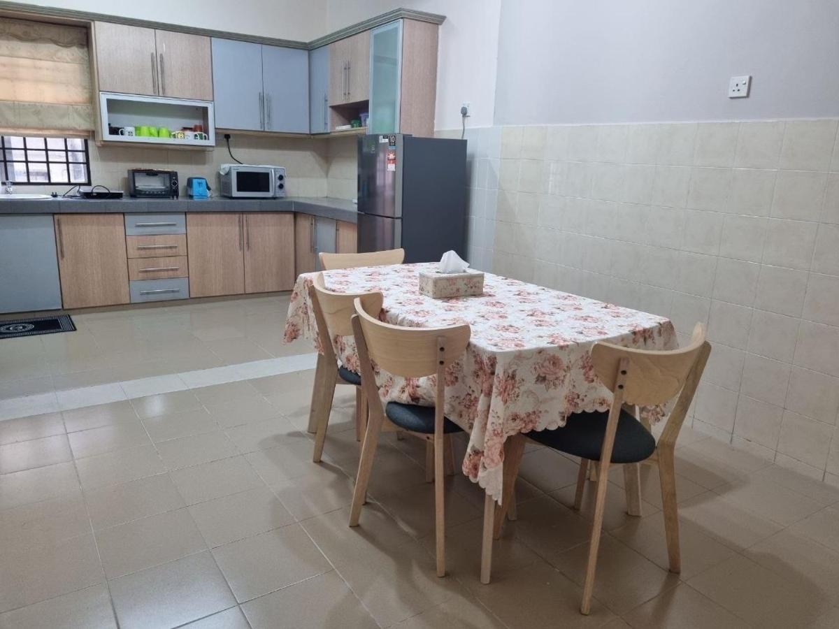 D'Lestari Homestay Seri Kembangan Exterior foto